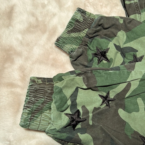 Women’s Driftwood Camo joggers - Picture 5 of 9